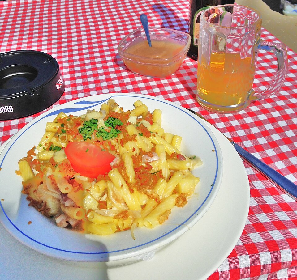 Älplermagronen - Traditional Switzerland dish