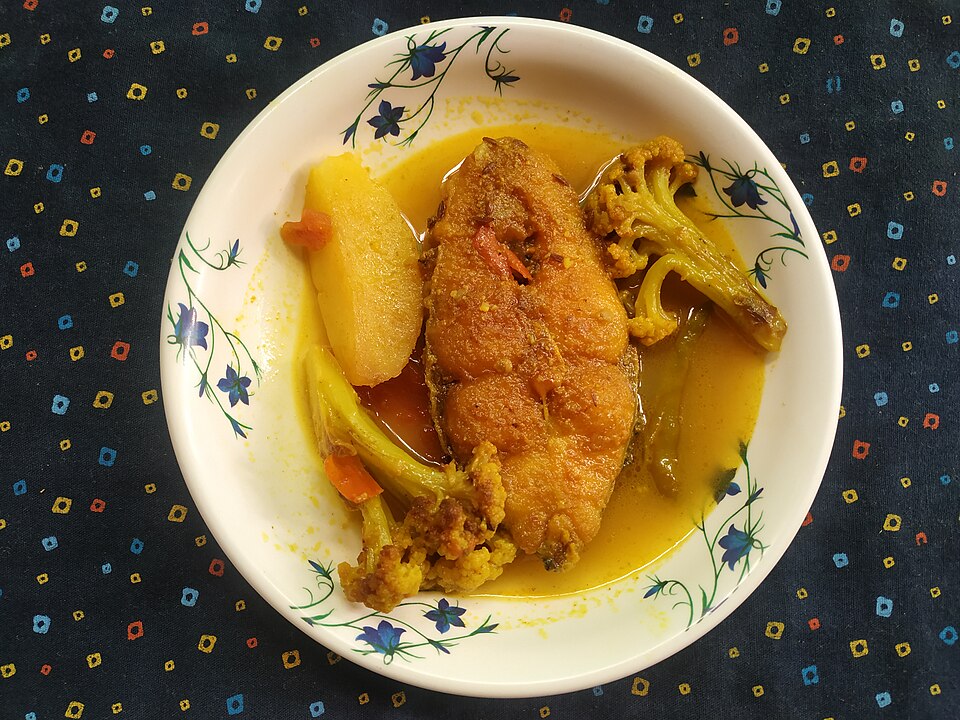 Alu fulkopi diye katla machher jhol - Traditional India dish