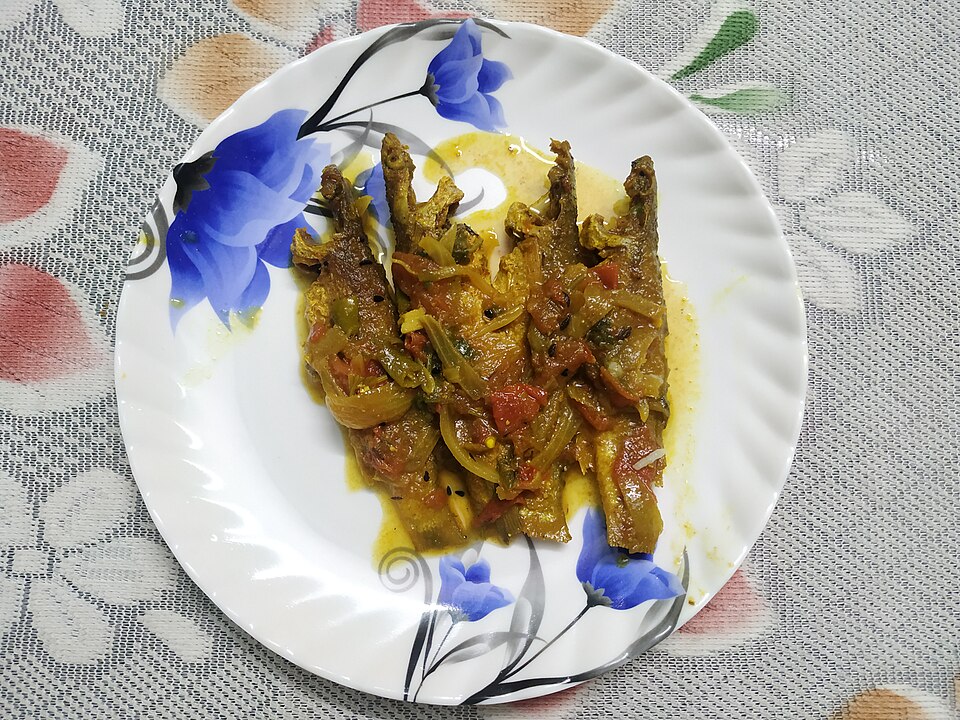 Alu tomato diye parse machher patla jhol - Traditional India dish