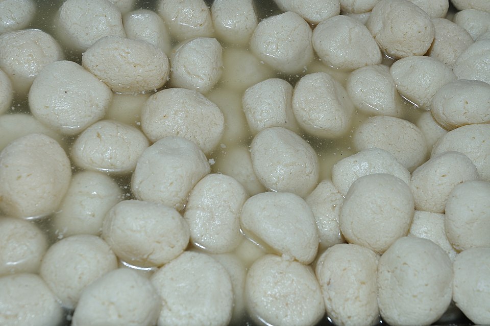 Banglar Rosogolla - Traditional India dish