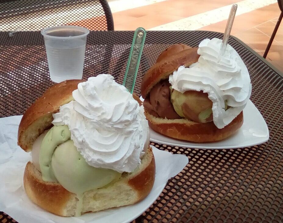 brioche con gelato - Traditional Italy dish