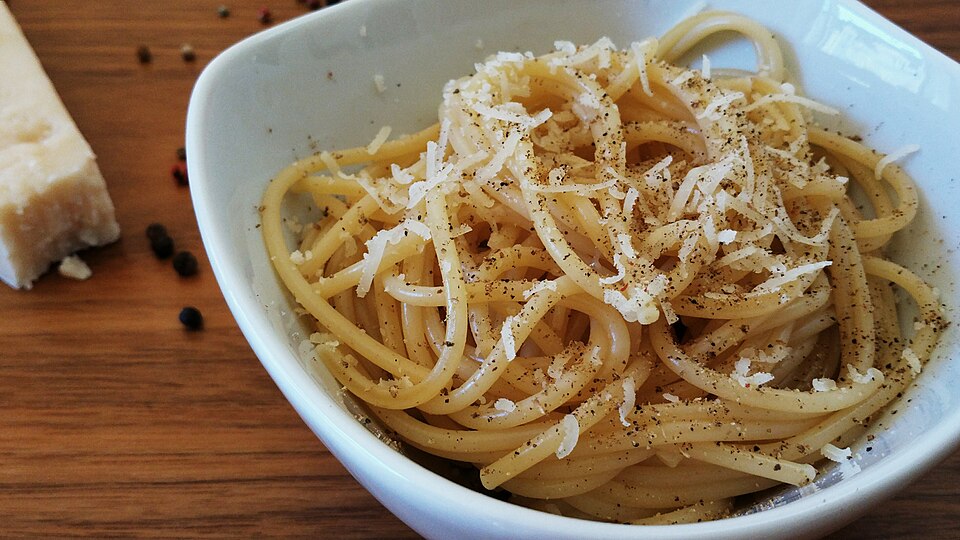 cacio e pepe - Traditional Italy dish