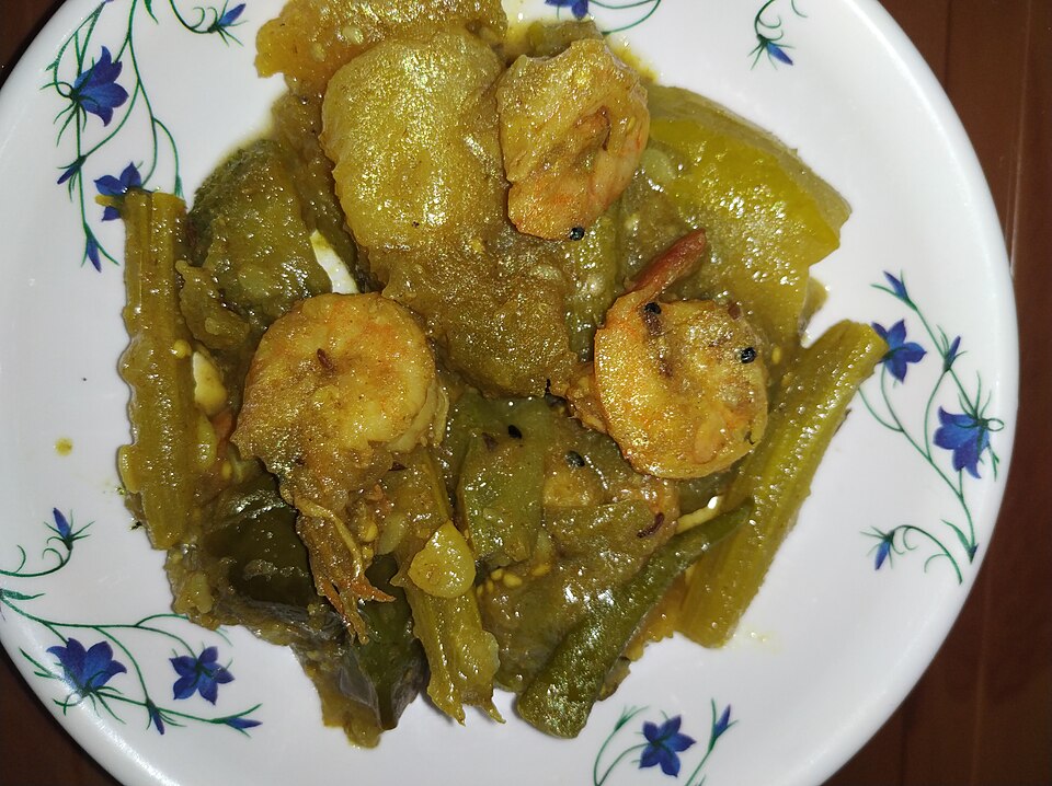 Chingri diye panchmishali torkari - Traditional India dish