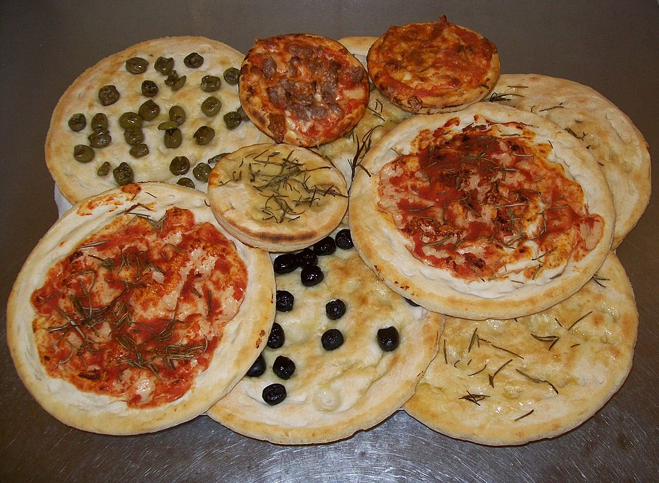 deep-dish pizza - Traditional Italy dish