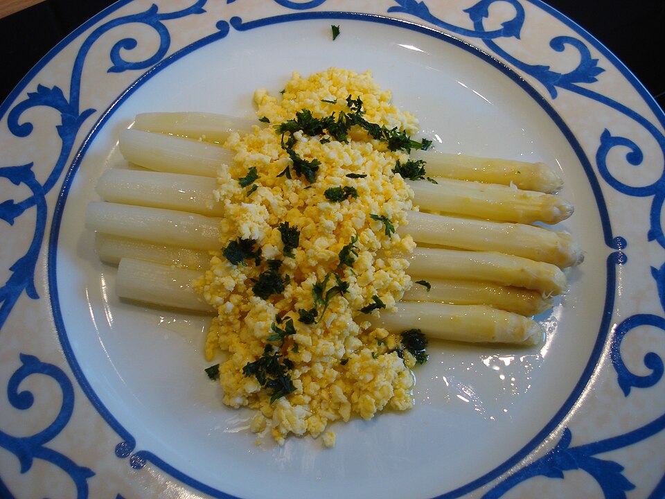 Flemish-style asparagus - Traditional Belgium dish