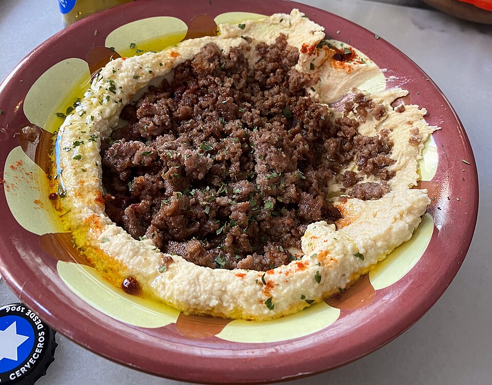 Hummus bil-lahm - Traditional Syria dish