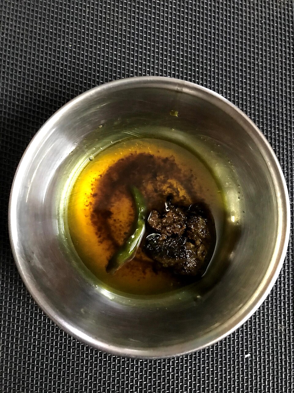 Ilish machh bhaja tel