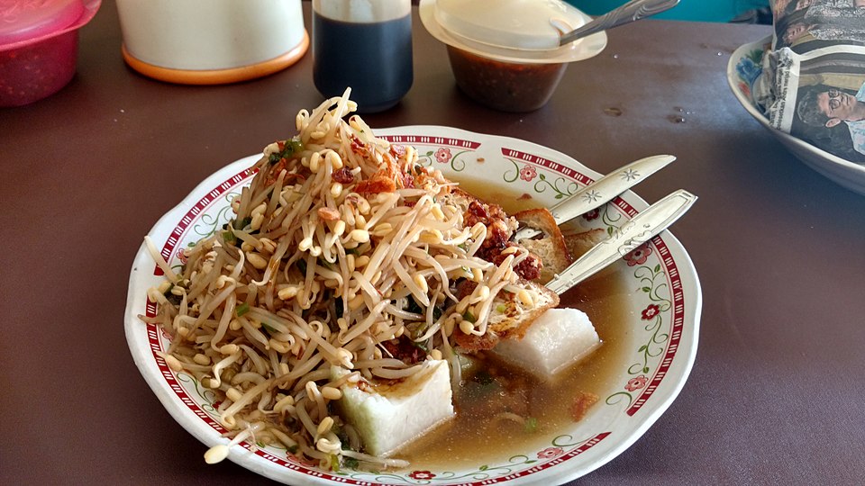 lontong balap - Traditional Indonesia dish