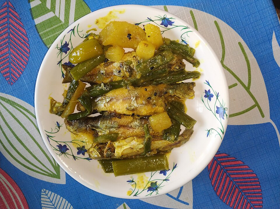 Peyajkoli diye tengra machh er jhal - Traditional India dish