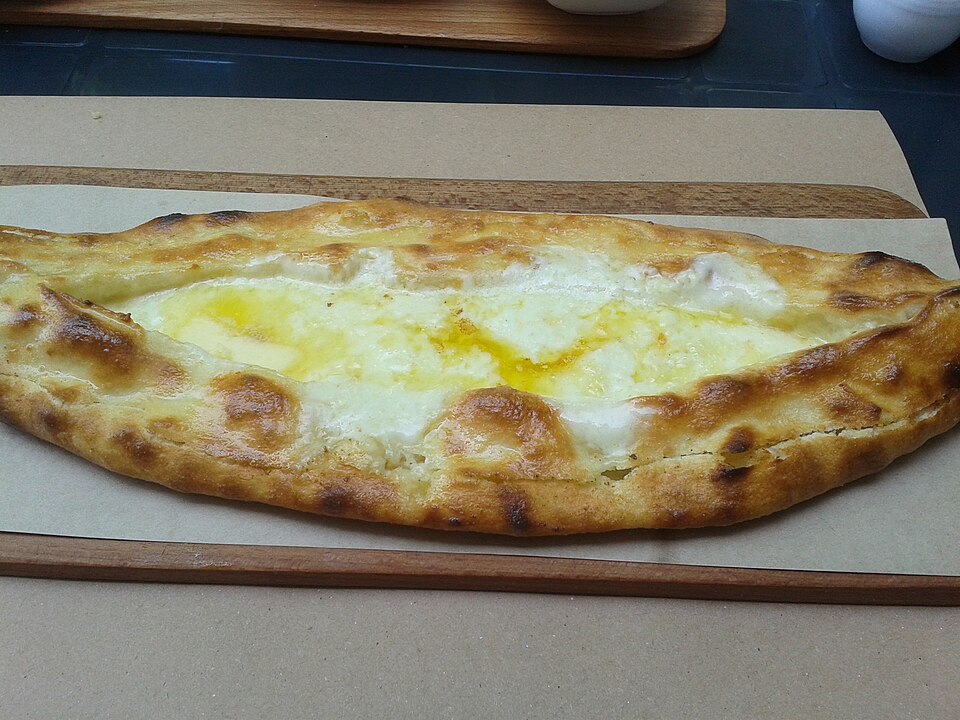 peynirli pide - Traditional Türkiye dish