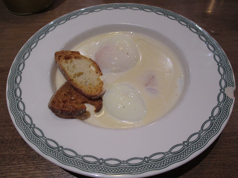 œufs pochés à la crème d'époisses - Traditional France dish