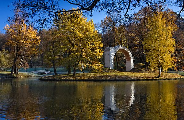 Арка-руина на острове