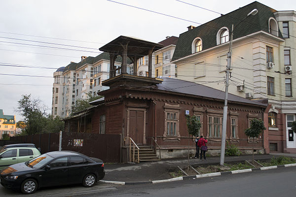 Деревянный дом с башней