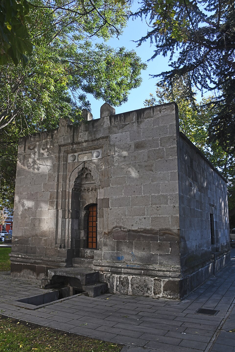 Emir Şahap Türbesi