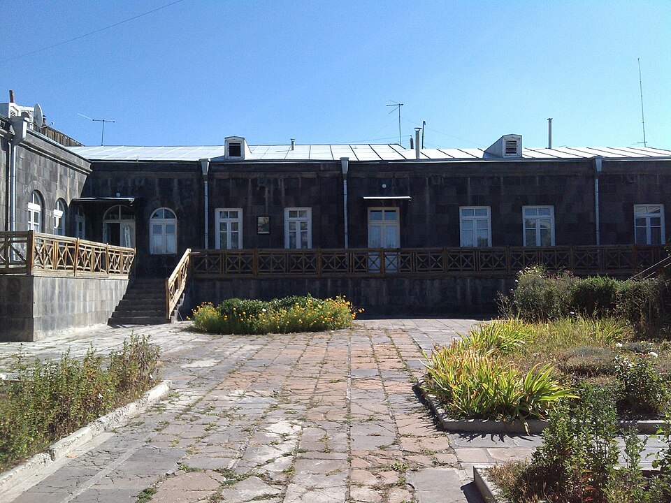 ԱՎԵՏԻՔ ԻՍԱՀԱԿՅԱՆԻ ՏՈՒՆ-ԹԱՆԳԱՐԱՆ