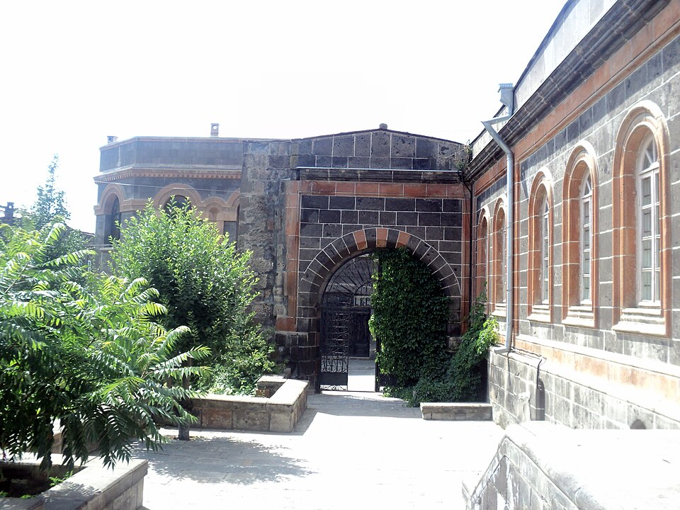 ՀՈՎՀԱՆՆԵՍ ՇԻՐԱԶԻ ՀՈՒՇԱՏՈՒՆ-ԹԱՆԳԱՐԱՆ