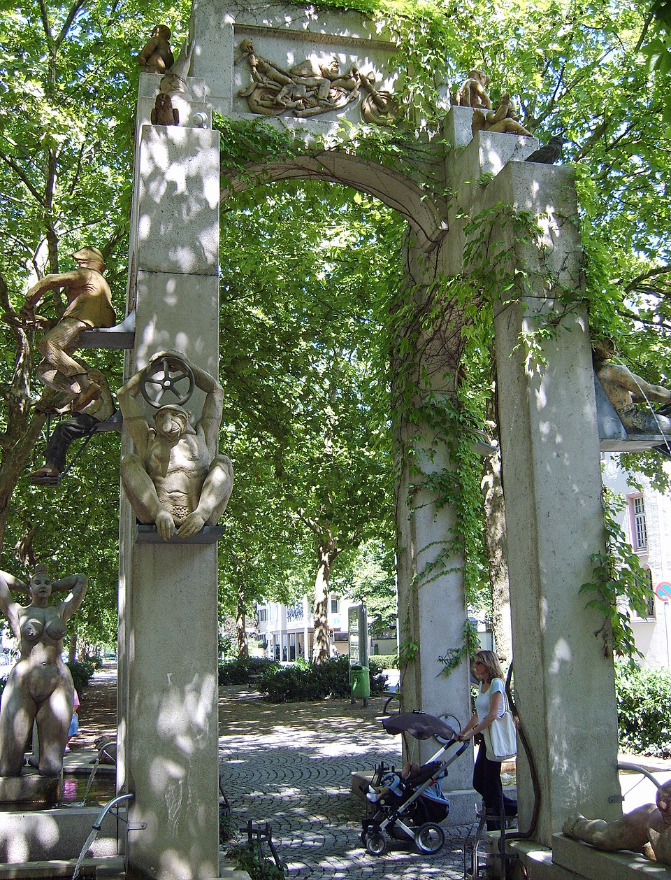 Triumphbogen / Laubebrunnen