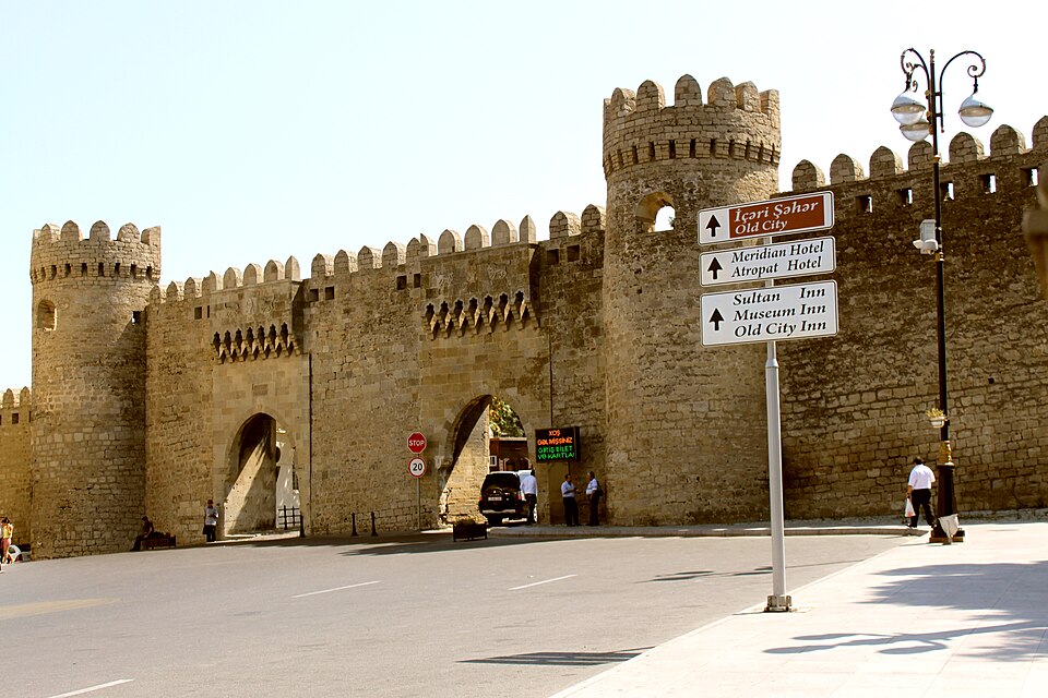 Qoşa Qala (Gates)